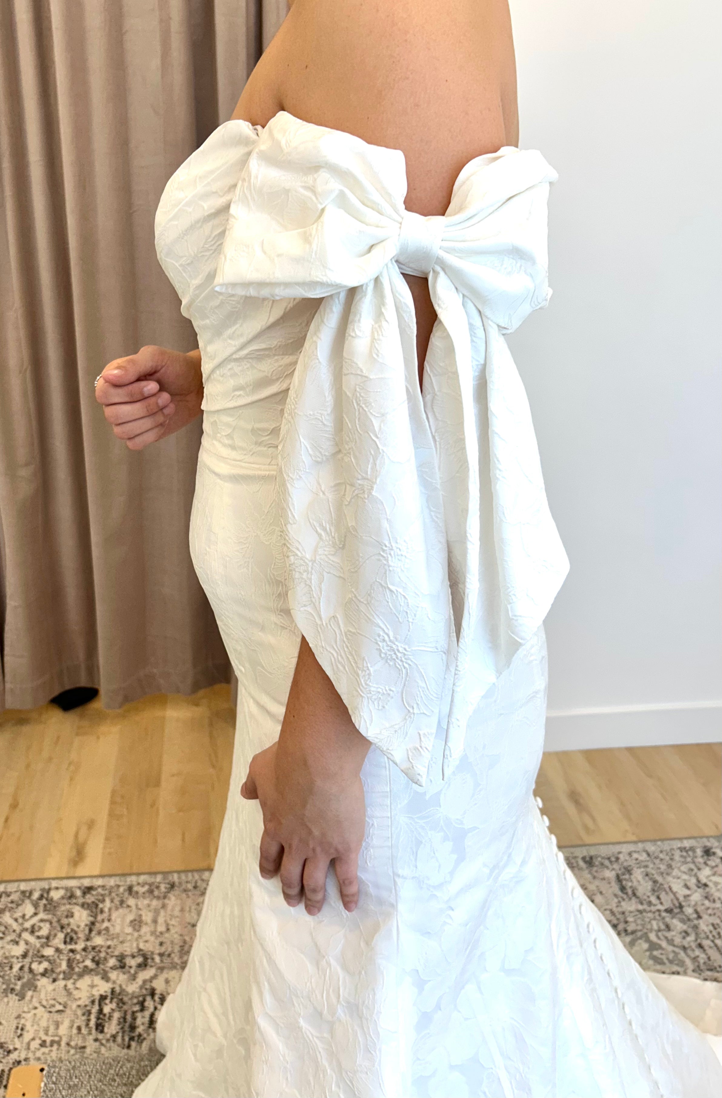 Gabana - robe de mariée haut de gamme ajustée en brocade avec boucles off shoulders Gabana - robe de mariée haut de gamme ajustée en brocade avec boucles off shoulders