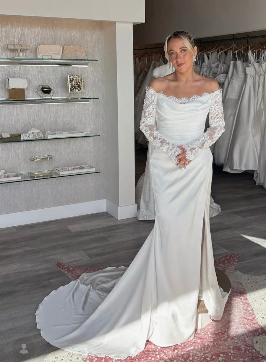 Elsabeth - robe de mariée haut de gamme ajustée en satin extensible avec détails de dentelle au buste et manches de style gants Elsabeth - robe de mariée haut de gamme ajustée en satin extensible avec détails de dentelle au buste et manches de style gants