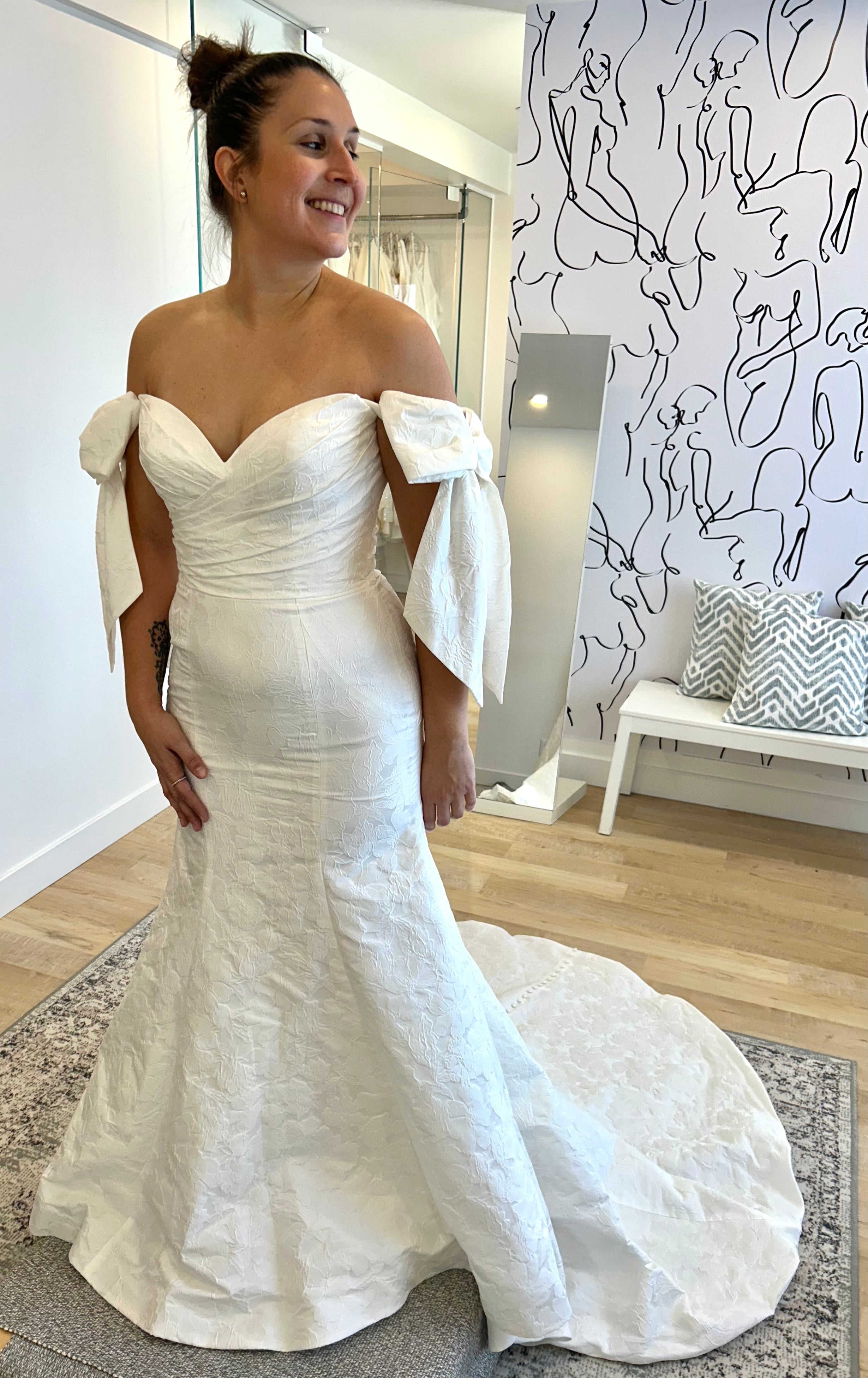 Gabana - robe de mariée haut de gamme ajustée en brocade avec boucles off shoulders Gabana - robe de mariée haut de gamme ajustée en brocade avec boucles off shoulders