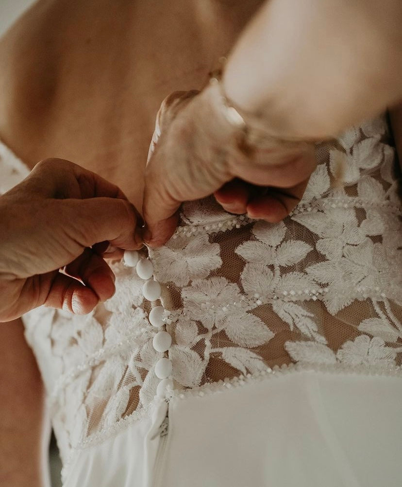 Molly *échantillon taille 26* - robe de mariée sans manches avec haut en V en dentelle de coton, jupe de chiffon et taille marquée Molly *échantillon taille 26* - robe de mariée sans manches avec haut en V en dentelle de coton, jupe de chiffon et taille marquée