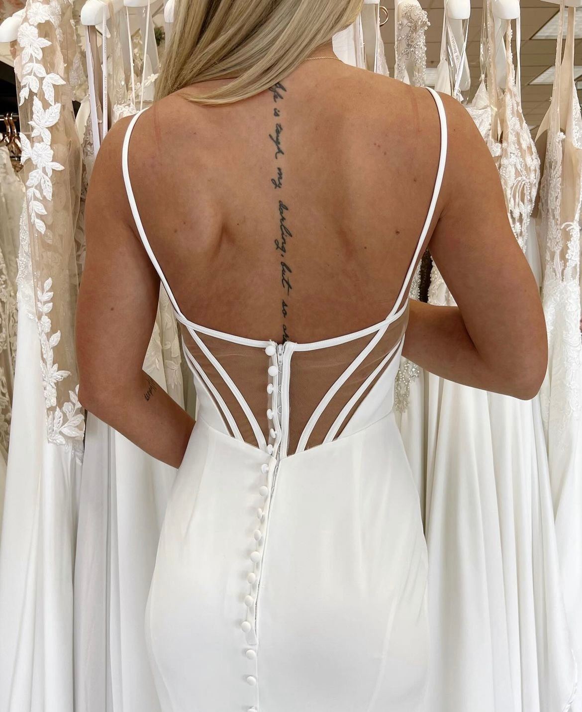 Landon - robe de mariée moderne et simple en crêpe extensible à encolure droite et dos corset Landon - robe de mariée moderne et simple en crêpe extensible à encolure droite et dos corset