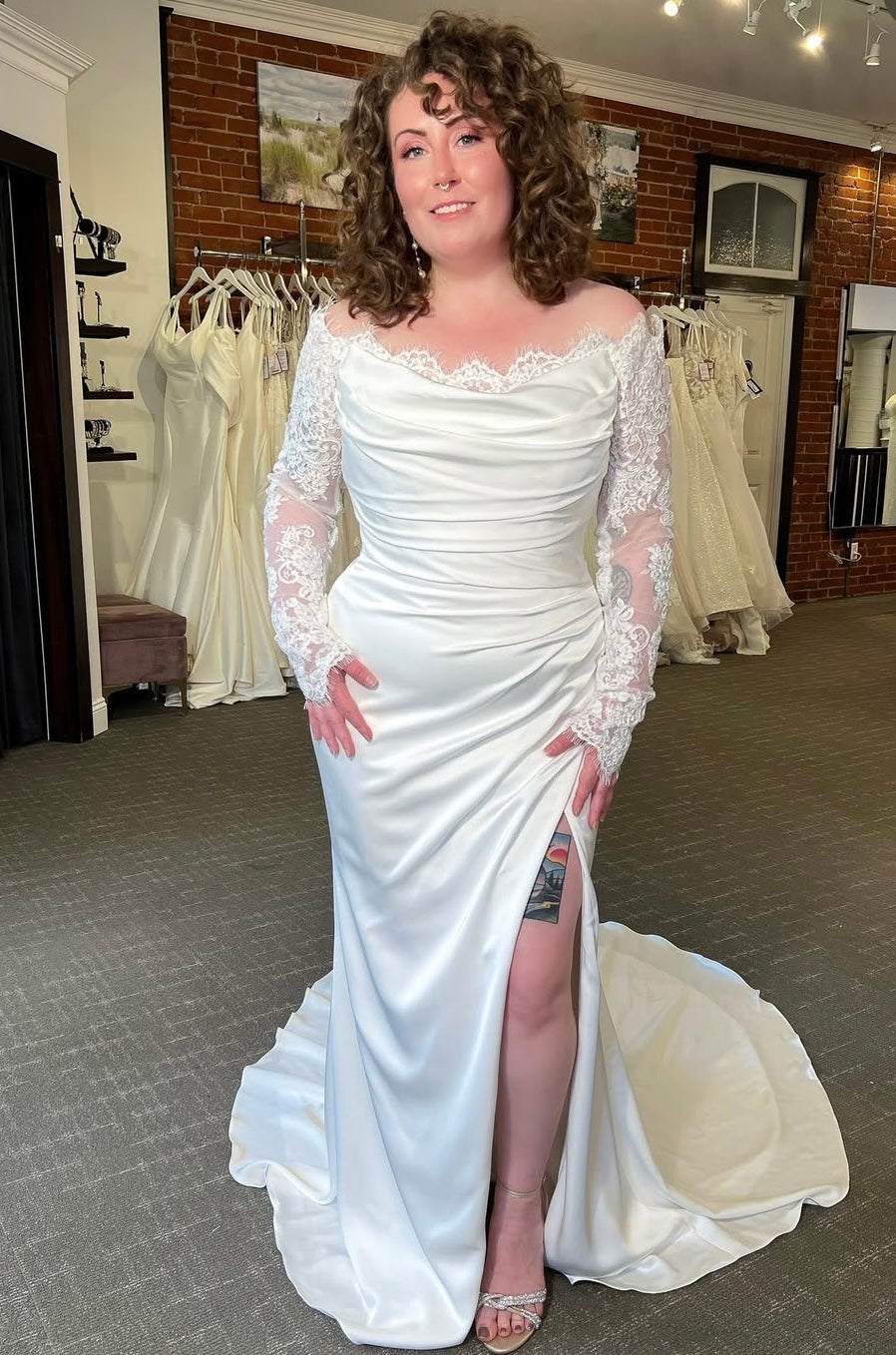 Elsabeth - robe de mariée haut de gamme ajustée en satin extensible avec détails de dentelle au buste et manches de style gants Elsabeth - robe de mariée haut de gamme ajustée en satin extensible avec détails de dentelle au buste et manches de style gants