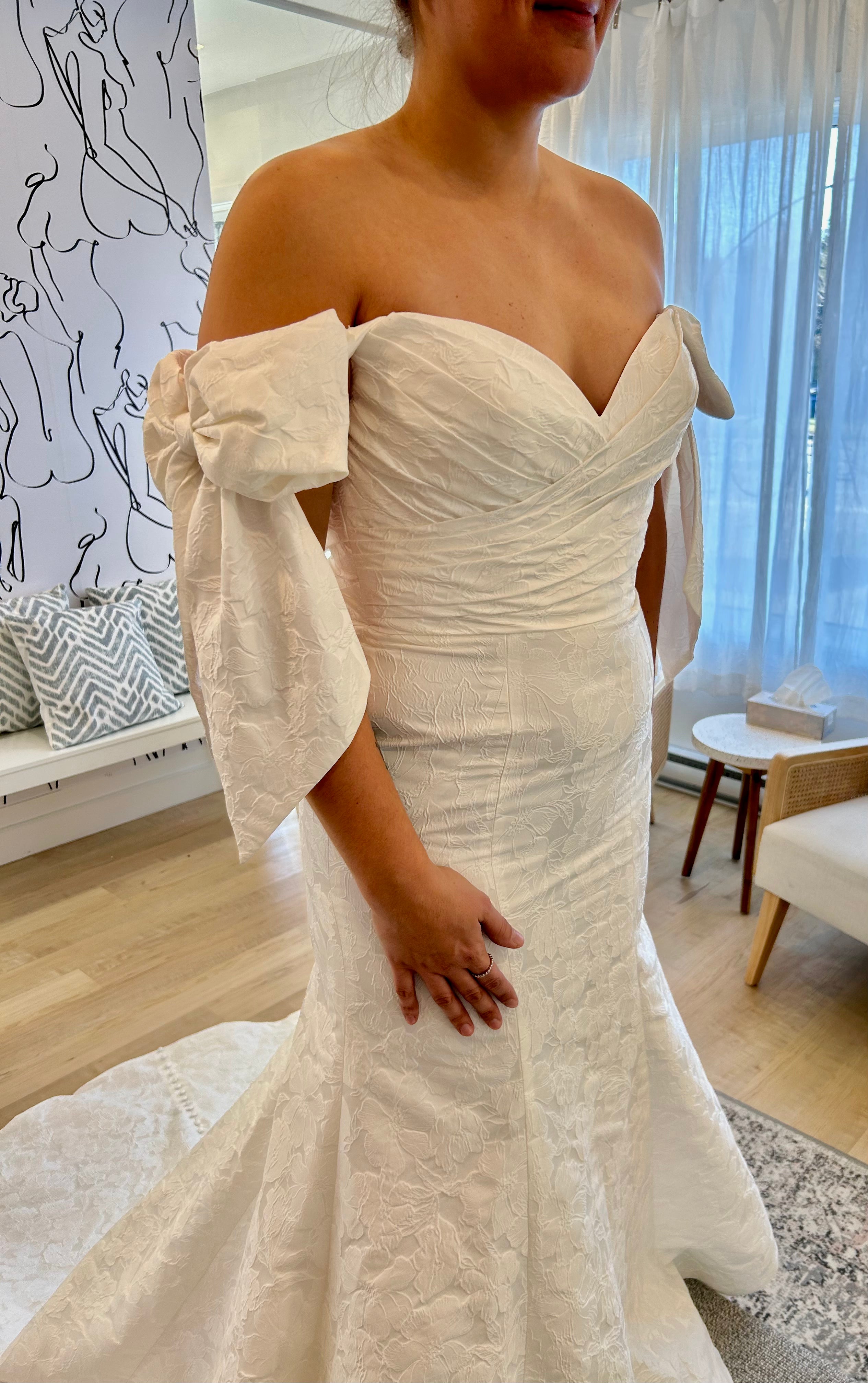 Gabana - robe de mariée haut de gamme ajustée en brocade avec boucles off shoulders Gabana - robe de mariée haut de gamme ajustée en brocade avec boucles off shoulders