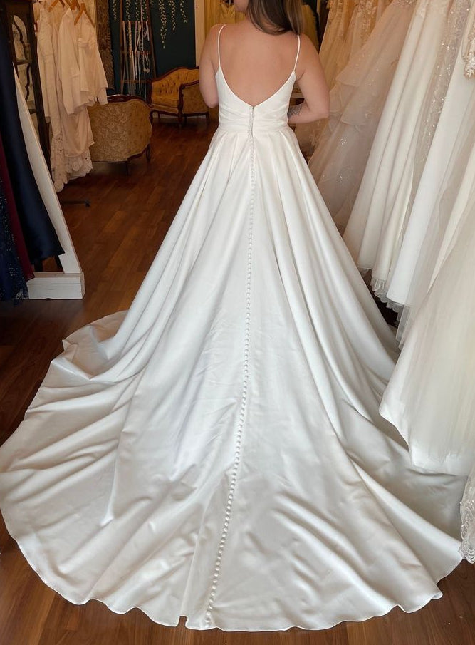 Lanson - robe de mariée moderne et intemporelle à encolure droite et jambe fendue Lanson - robe de mariée moderne et intemporelle à encolure droite et jambe fendue