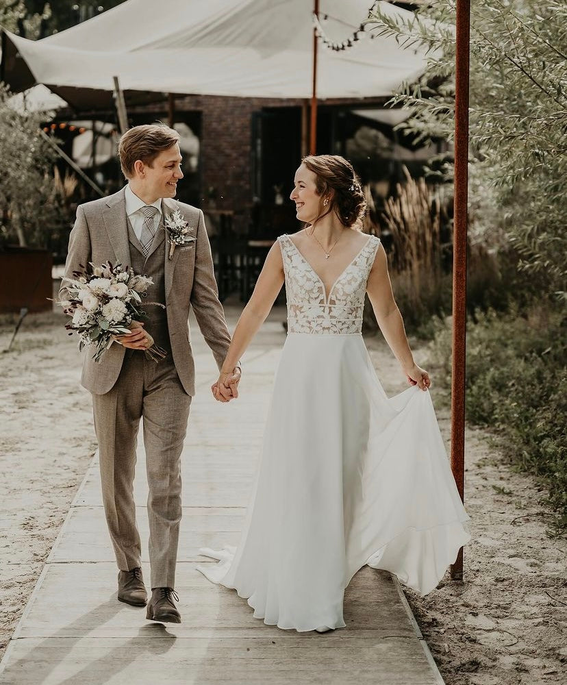 Molly *échantillon taille 26* - robe de mariée sans manches avec haut en V en dentelle de coton, jupe de chiffon et taille marquée Molly *échantillon taille 26* - robe de mariée sans manches avec haut en V en dentelle de coton, jupe de chiffon et taille marquée