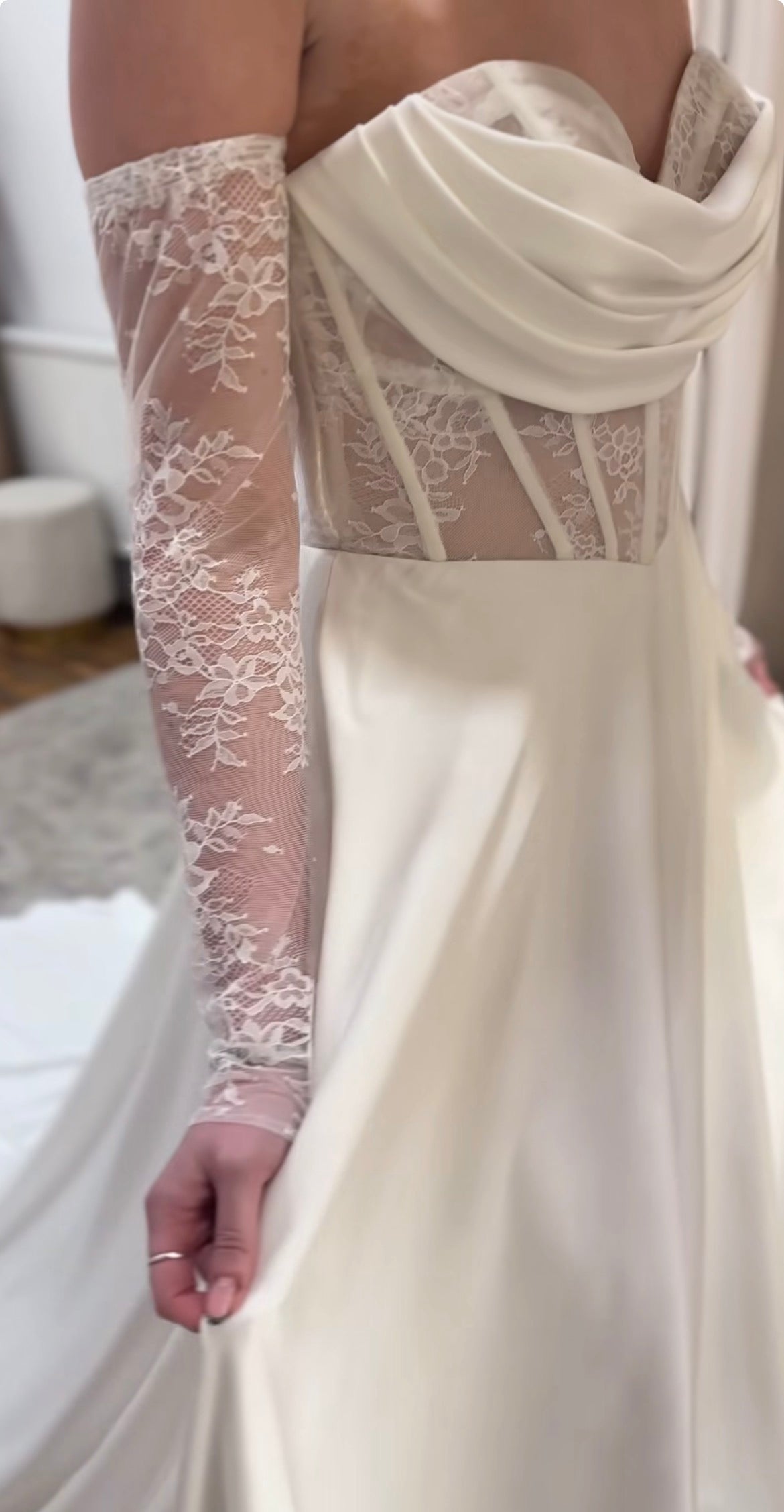 Bérénice - robe de mariée moderne avec haut corset sans bretelle en dentelle non perlé avec jupe de satin luxueuse et fente en dentelle, gants amovibles Bérénice - robe de mariée moderne avec haut corset sans bretelle en dentelle non perlé avec jupe de satin luxueuse et fente en dentelle, gants amovibles