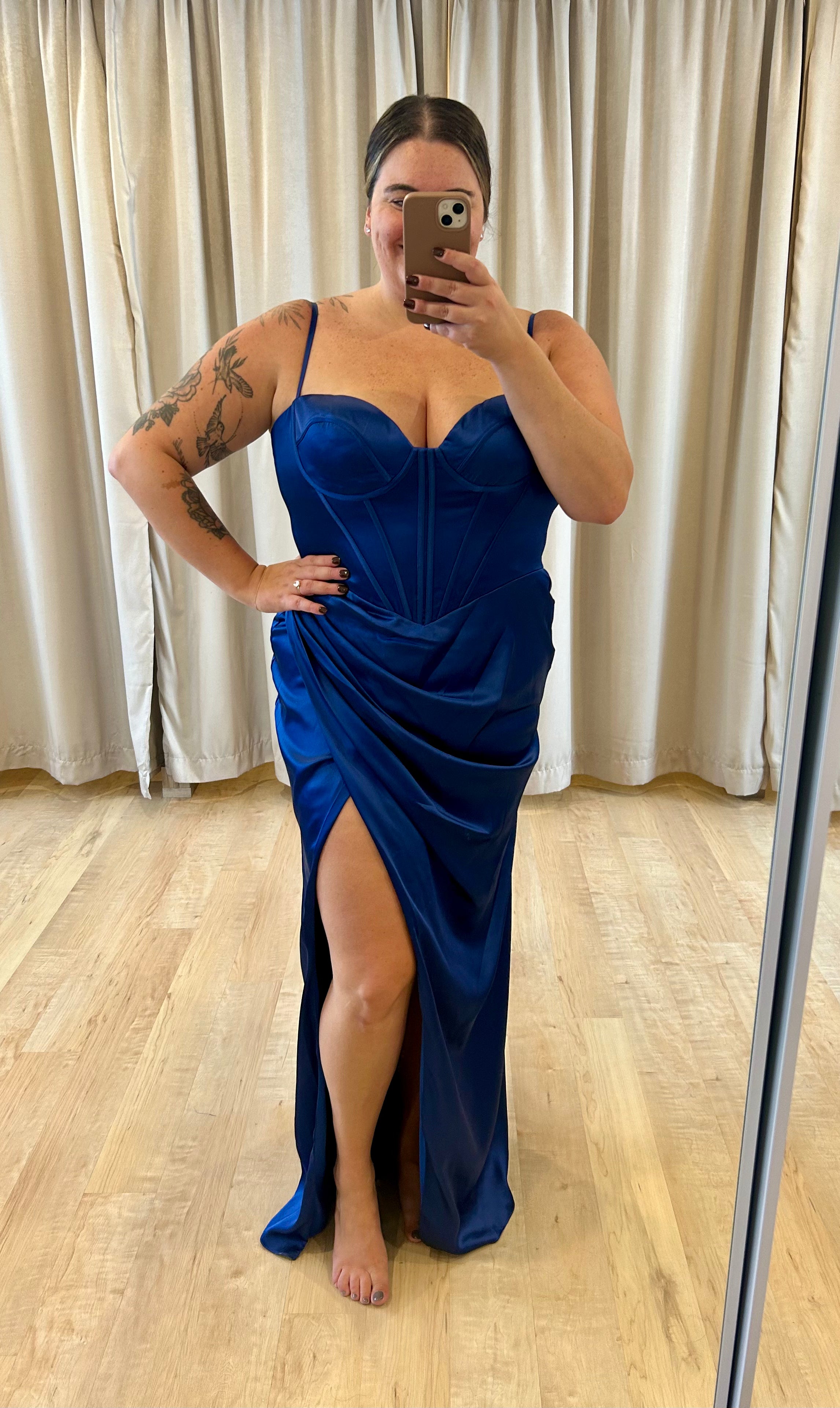 Wendie - robe de soirée sexy en tissus satiné avec haut de style corset et jambe fendue Wendie - robe de soirée sexy en tissus satiné avec haut de style corset et jambe fendue