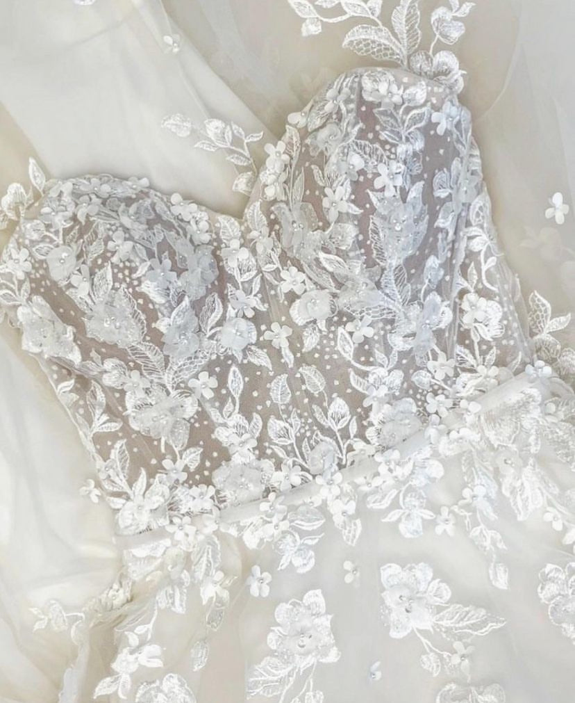 Una - robe moderne et romantique de coupe A en tulle et dentelle 3D avec bretelles tombantes amovibles Una - robe moderne et romantique de coupe A en tulle et dentelle 3D avec bretelles tombantes amovibles