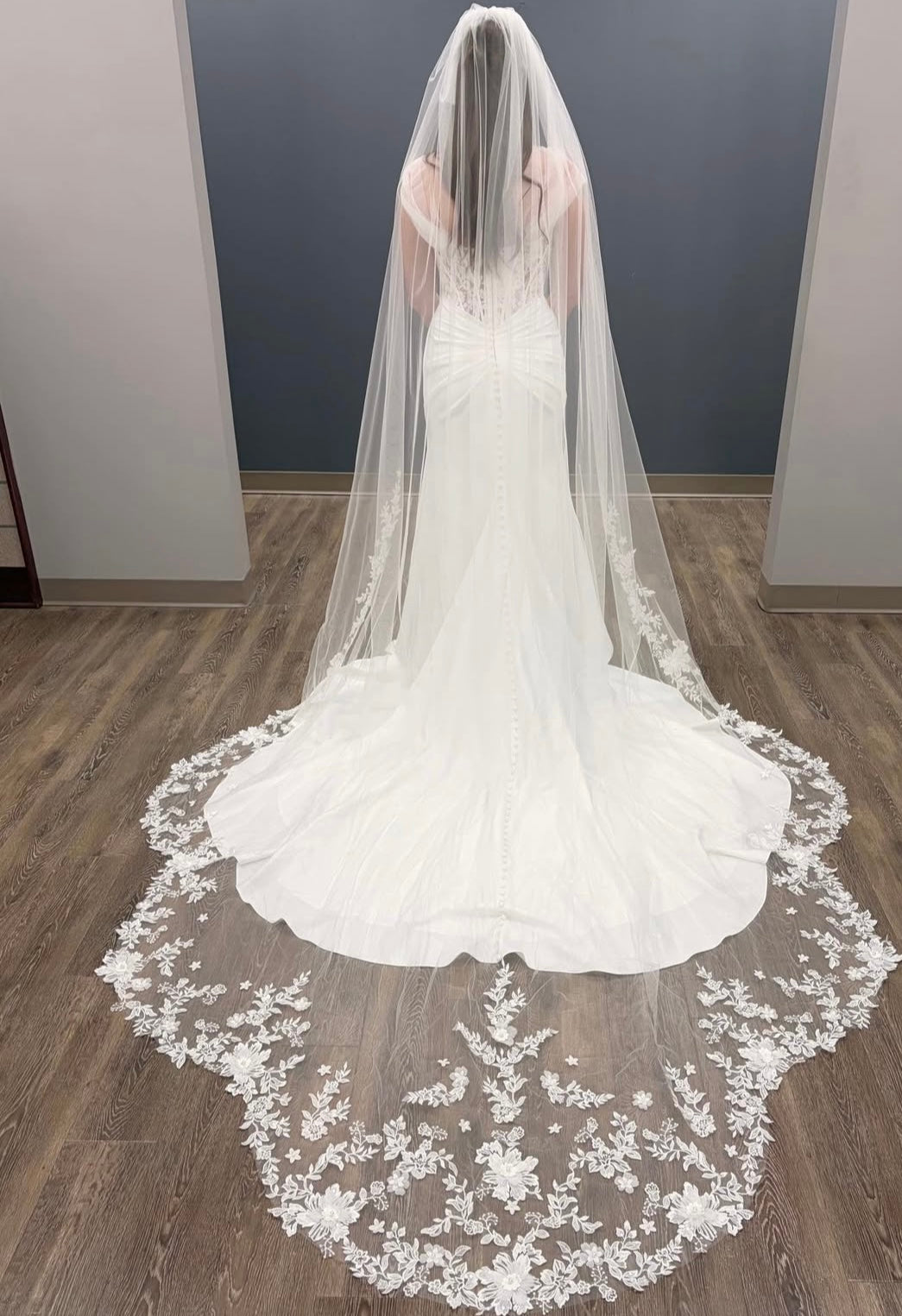 Nadine - robe de mariée coupe ajustée en crêpe avec haut de style corset en dentelle sans perle Nadine - robe de mariée coupe ajustée en crêpe avec haut de style corset en dentelle sans perle