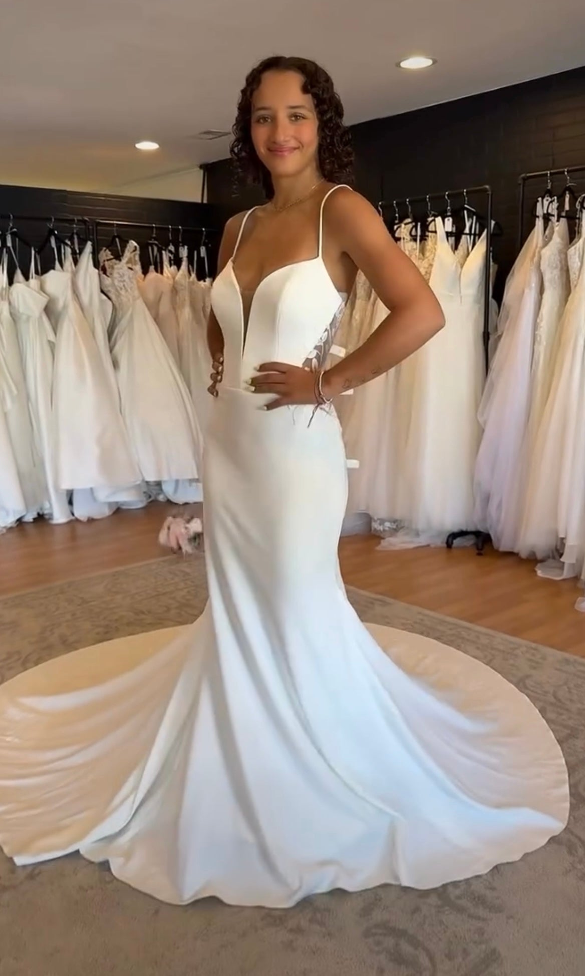 Giulia - robe de mariée coupe ajustée en crêpe à bretelles fines et accents de dentelle Giulia - robe de mariée coupe ajustée en crêpe à bretelles fines et accents de dentelle