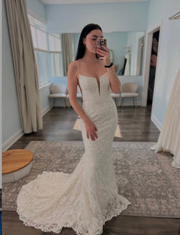 Priscilla - robe de mariée coupe ajustée en dentelle haut de gamme non perlée avec encolure droite à détail plongeant