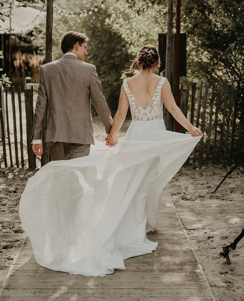 Molly *échantillon taille 26* - robe de mariée sans manches avec haut en V en dentelle de coton, jupe de chiffon et taille marquée Molly *échantillon taille 26* - robe de mariée sans manches avec haut en V en dentelle de coton, jupe de chiffon et taille marquée