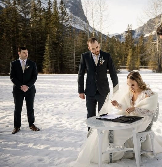 Carlyle *taillle plus* - robe de mariée classique à décolleté plongeant illusion en dentelle et manches longues Carlyle *taillle plus* - robe de mariée classique à décolleté plongeant illusion en dentelle et manches longues