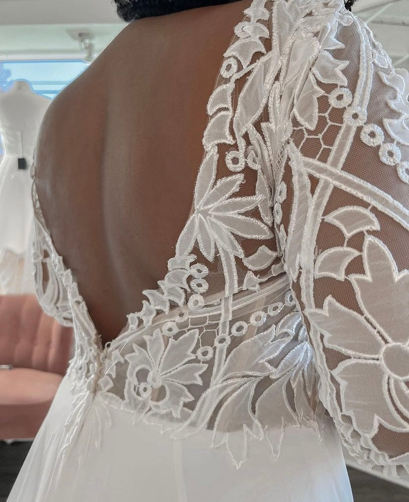 Edward *échantillon taille 14* - robe de mariée boho avec manches longues, dos ouvert en V et jupe de chiffon avec traîne AVEC finitions de dentelle Edward *échantillon taille 14* - robe de mariée boho avec manches longues, dos ouvert en V et jupe de chiffon avec traîne AVEC finitions de dentelle