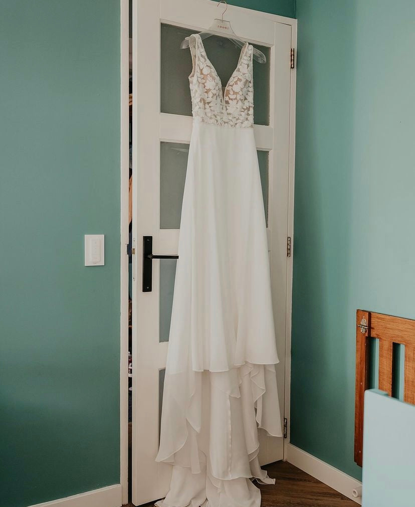 Molly *échantillon taille 26* - robe de mariée sans manches avec haut en V en dentelle de coton, jupe de chiffon et taille marquée Molly *échantillon taille 26* - robe de mariée sans manches avec haut en V en dentelle de coton, jupe de chiffon et taille marquée