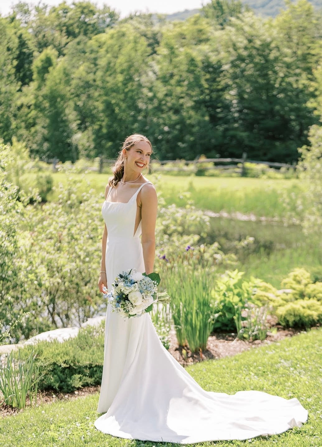 Carmen - robe de mariée moderne ajustée et épurée à encolure carré et ouvertures transparentes sur les côtés Carmen - robe de mariée moderne ajustée et épurée à encolure carré et ouvertures transparentes sur les côtés