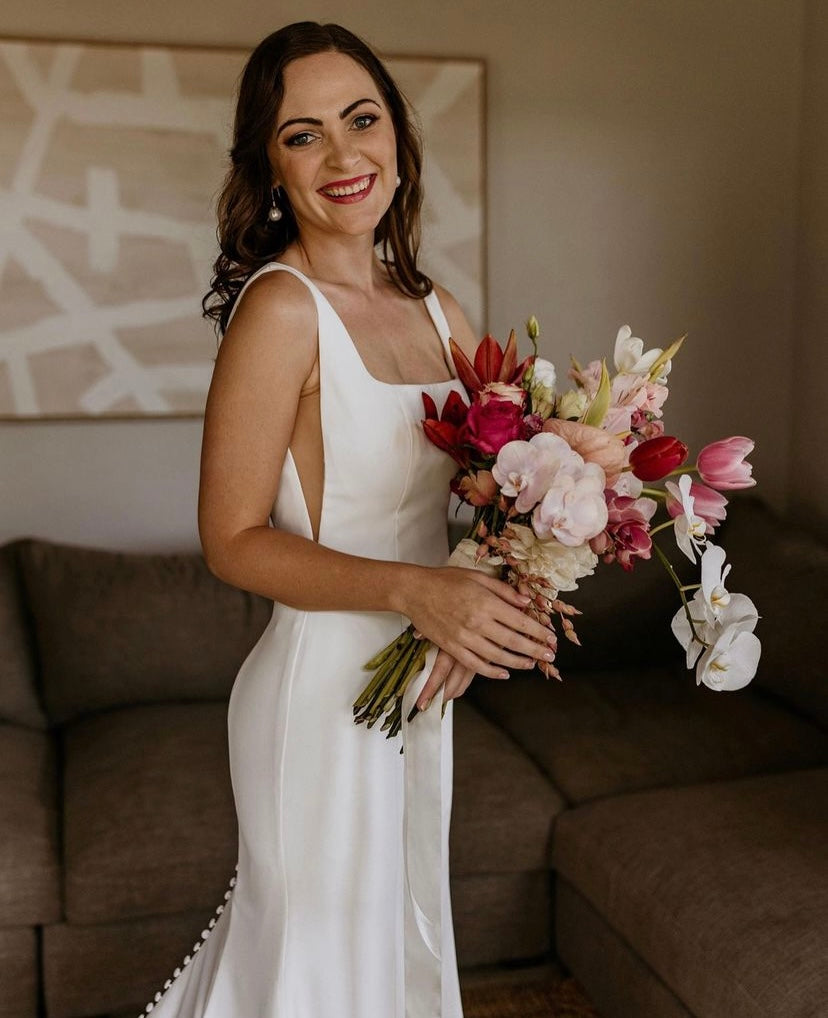 Carmen - robe de mariée moderne ajustée et épurée à encolure carré et ouvertures transparentes sur les côtés Carmen - robe de mariée moderne ajustée et épurée à encolure carré et ouvertures transparentes sur les côtés