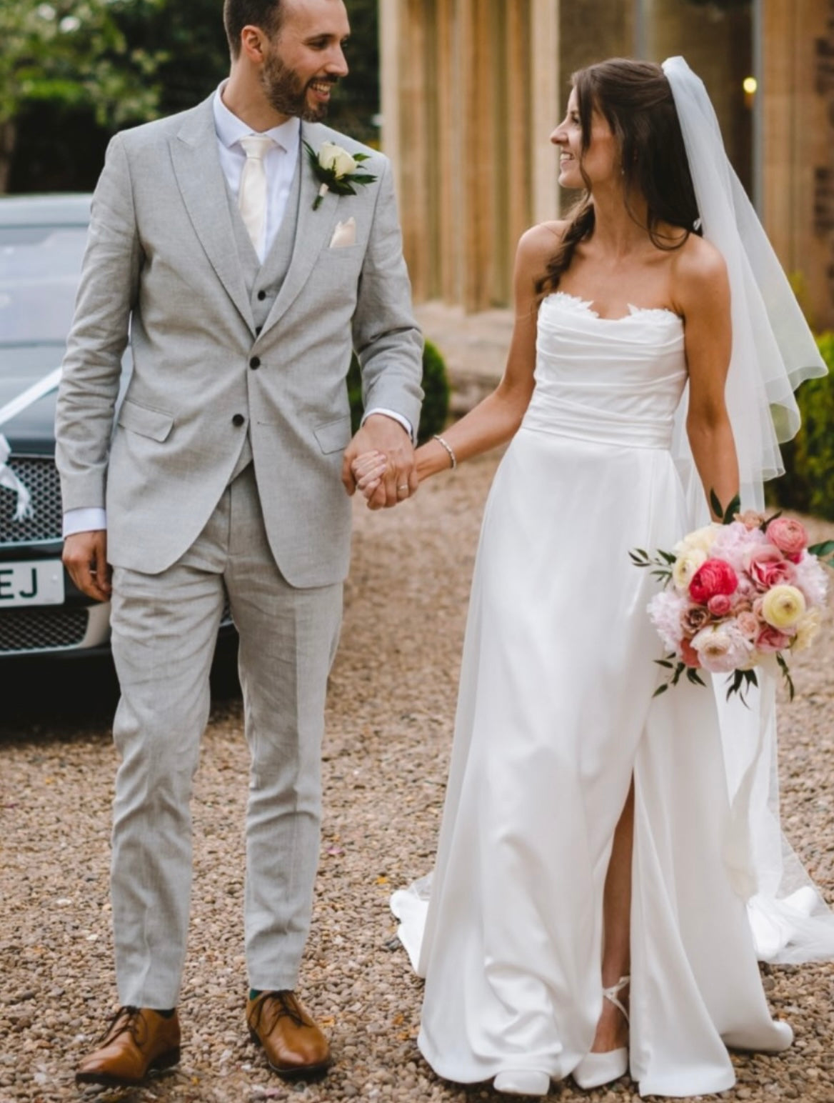 Iris - robe de mariée classique à bustier en coeur et fente à la jambe avec dos papillon Iris - robe de mariée classique à bustier en coeur et fente à la jambe avec dos papillon