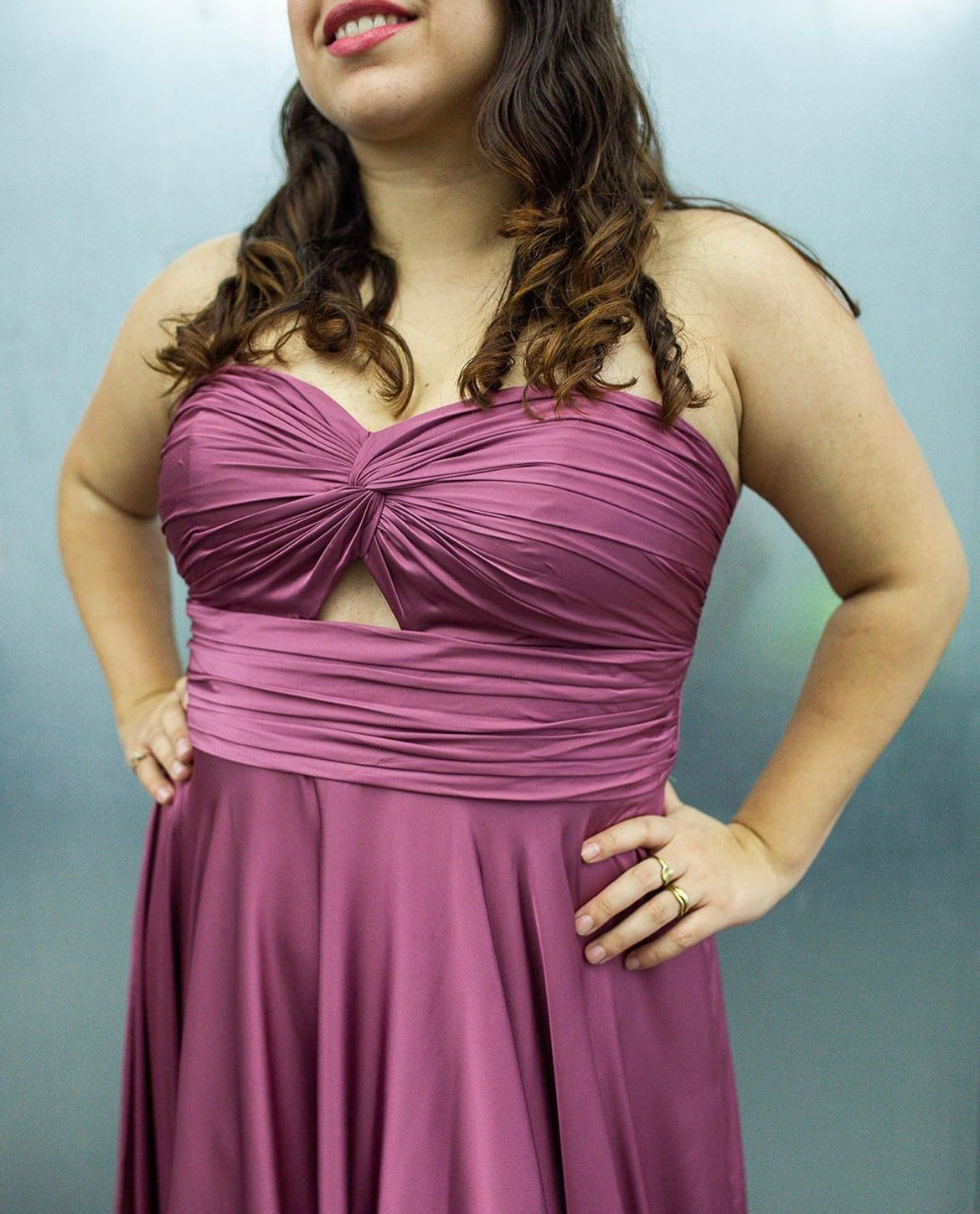 Weston *tailles 16 à 24* - robe longue en tissus satiné avec bustier en coeur et cut-out à l'avant Weston *tailles 16 à 24* - robe longue en tissus satiné avec bustier en coeur et cut-out à l'avant