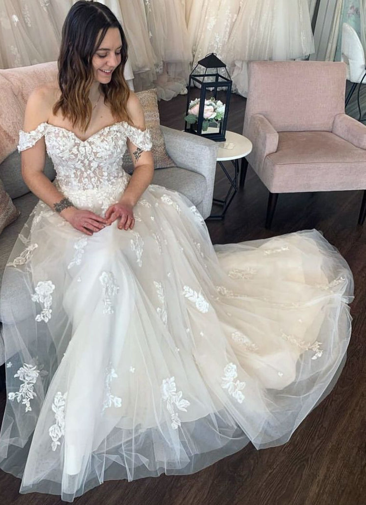Una - robe moderne et romantique de coupe A en tulle et dentelle 3D avec bretelles tombantes amovibles Una - robe moderne et romantique de coupe A en tulle et dentelle 3D avec bretelles tombantes amovibles