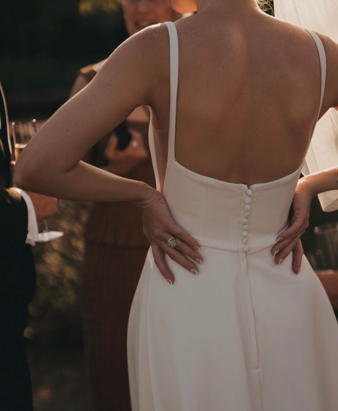 Romie - robe de mariée moderne et épurée à encolure carré et ouvertures transparentes sur les côtés Romie - robe de mariée moderne et épurée à encolure carré et ouvertures transparentes sur les côtés