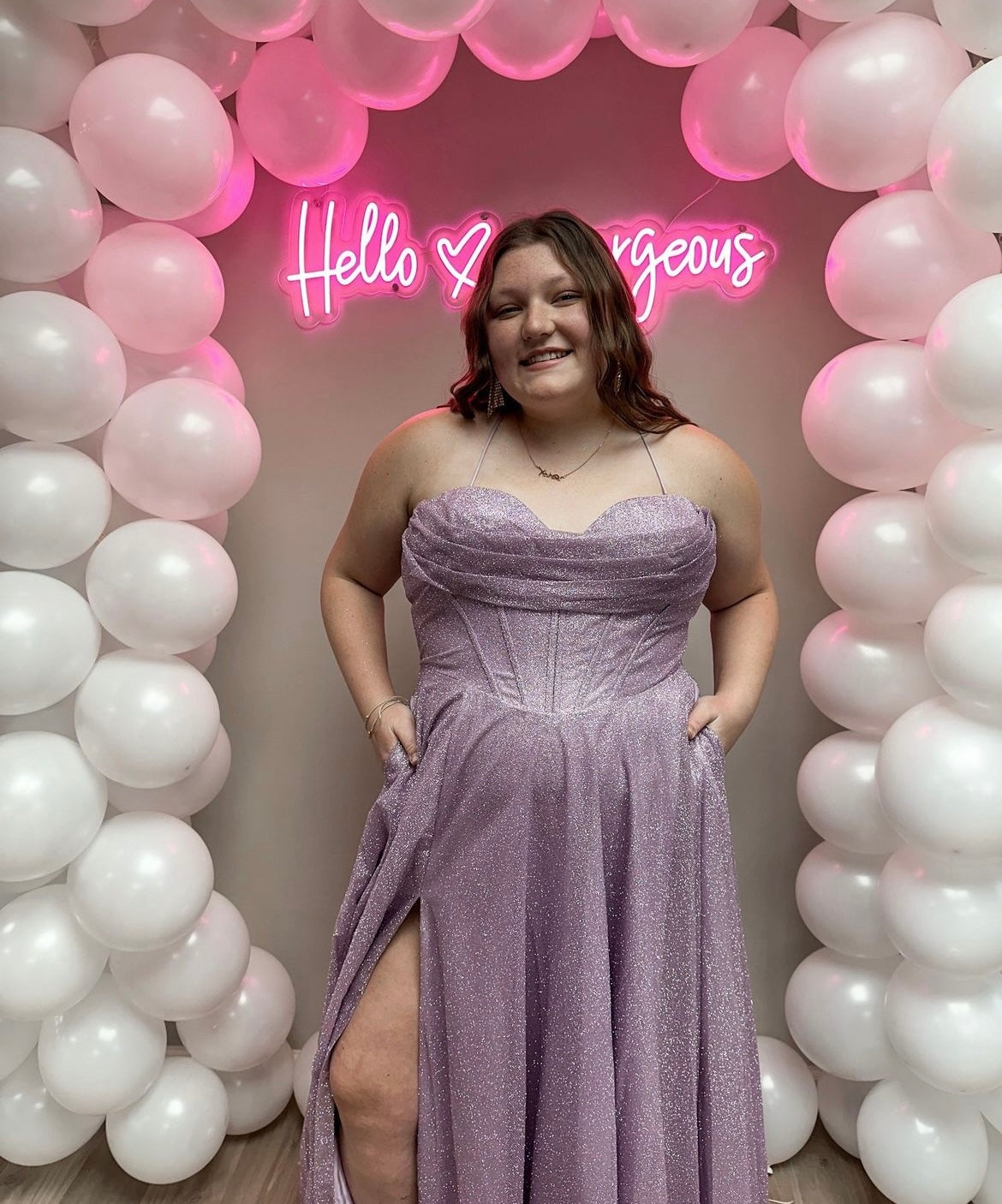 Emmetth - robe longue en tissus brillant à encolure droite de style corset et dos lacé Emmetth - robe longue en tissus brillant à encolure droite de style corset et dos lacé