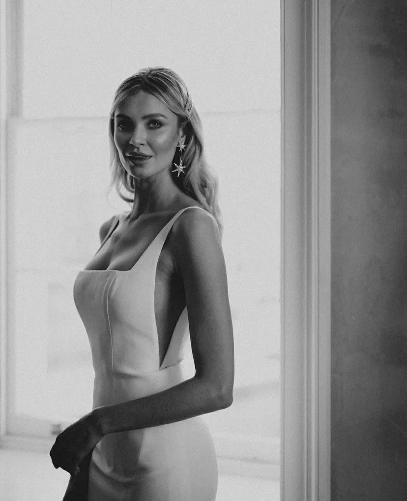 Carmen - robe de mariée moderne ajustée et épurée à encolure carré et ouvertures transparentes sur les côtés Carmen - robe de mariée moderne ajustée et épurée à encolure carré et ouvertures transparentes sur les côtés