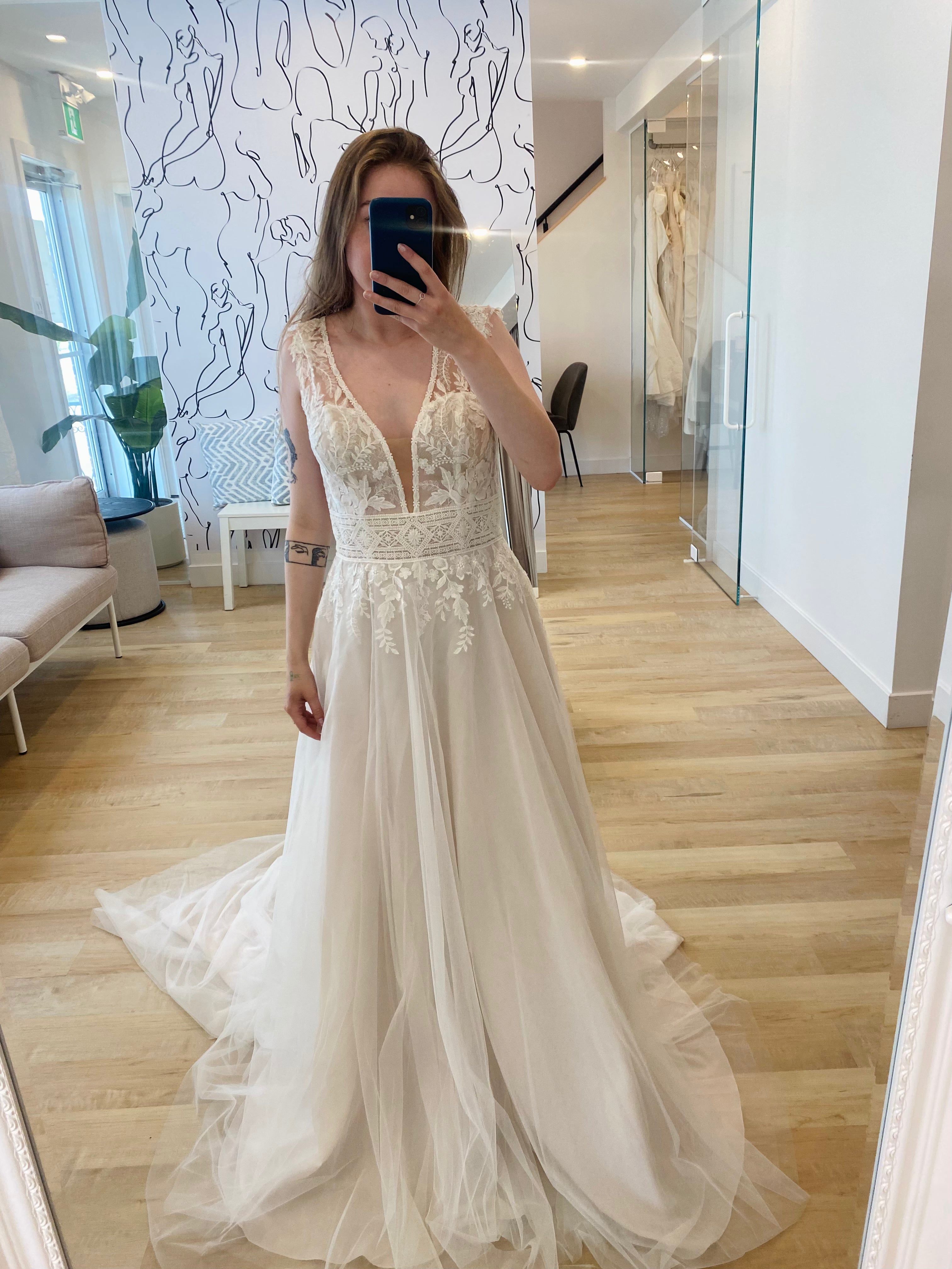 Mavi - robe de mariée boho ligne A avec dentelle florale unique et manches courtes vaporeuses Mavi - robe de mariée boho ligne A avec dentelle florale unique et manches courtes vaporeuses