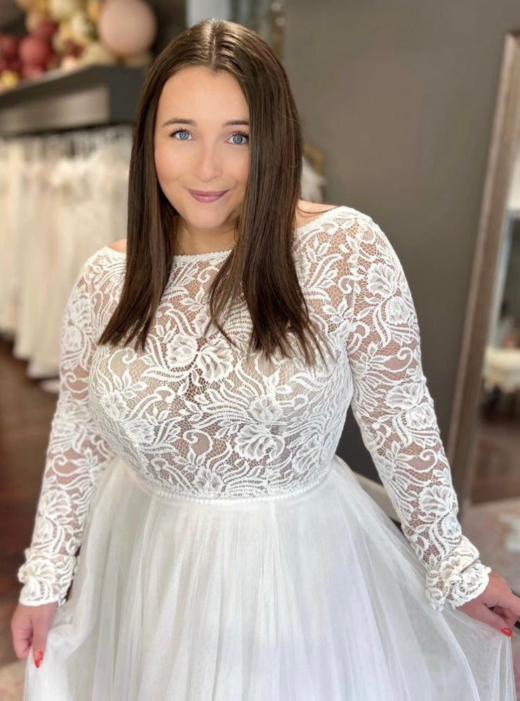 Marcella *échantillon taille 14* - robe de mariée à manches longues et encolure haute Sabrina avec jupe de tulle Marcella *échantillon taille 14* - robe de mariée à manches longues et encolure haute Sabrina avec jupe de tulle