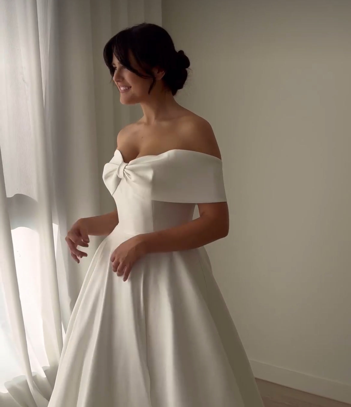 * EXCLUSIVITÉ * Bowton - robe de mariée moderne et classique à bustier off shoulders à boucle statement en tissus satiné avec jupe ample * EXCLUSIVITÉ * Bowton - robe de mariée moderne et classique à bustier off shoulders à boucle statement en tissus satiné avec jupe ample