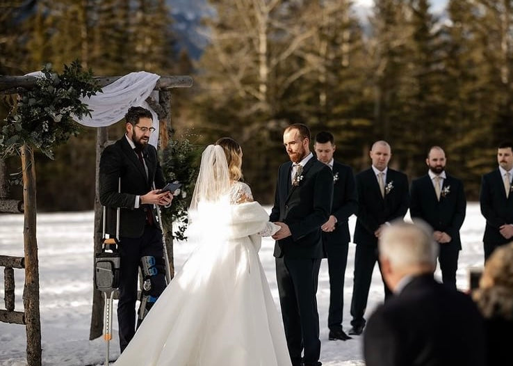 Carlyle - robe de mariée classique à décolleté plongeant illusion en dentelle et manches longues Carlyle - robe de mariée classique à décolleté plongeant illusion en dentelle et manches longues