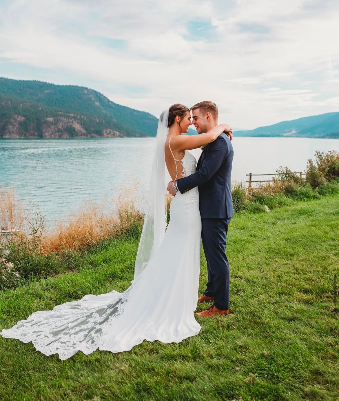 Eliza - robe de mariée coupe ajustée en crêpe à bretelles fines et dos totalement ouvert Eliza - robe de mariée coupe ajustée en crêpe à bretelles fines et dos totalement ouvert