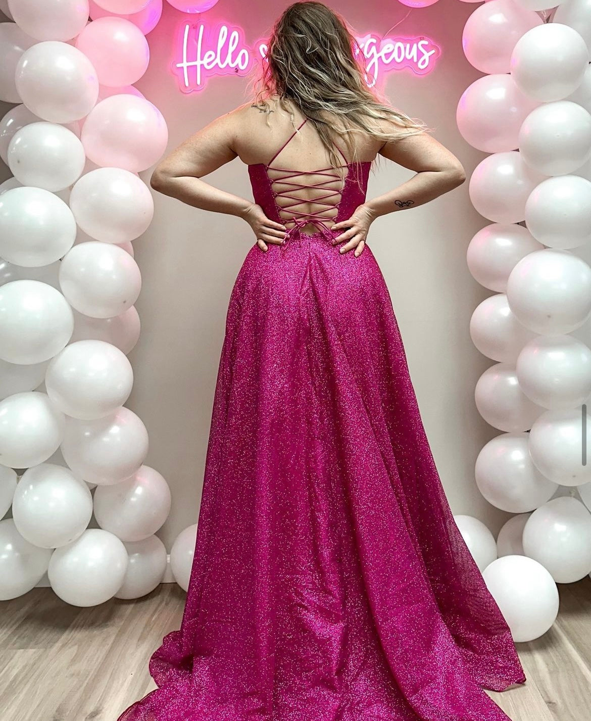 Emmetth - robe longue en tissus brillant à encolure droite de style corset et dos lacé Emmetth - robe longue en tissus brillant à encolure droite de style corset et dos lacé