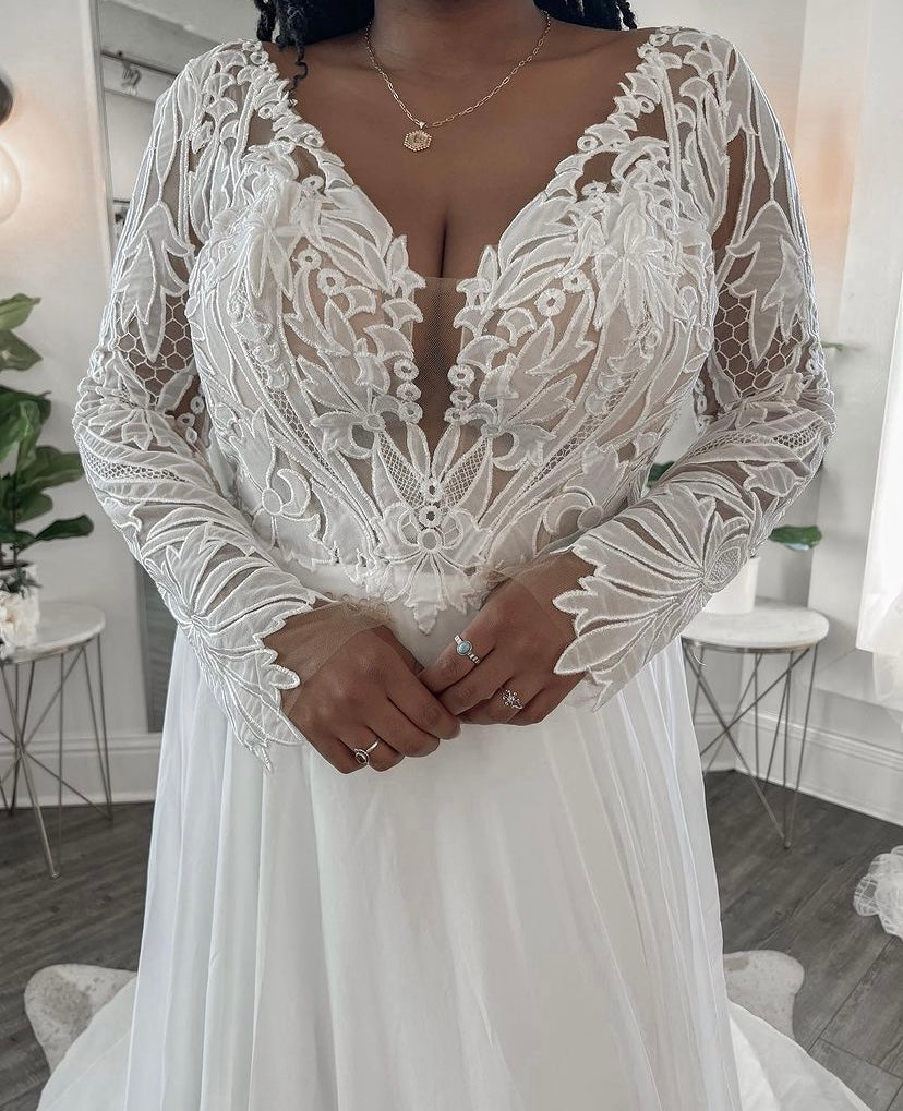 Edward *échantillon taille 14* - robe de mariée boho avec manches longues, dos ouvert en V et jupe de chiffon avec traîne AVEC finitions de dentelle Edward *échantillon taille 14* - robe de mariée boho avec manches longues, dos ouvert en V et jupe de chiffon avec traîne AVEC finitions de dentelle