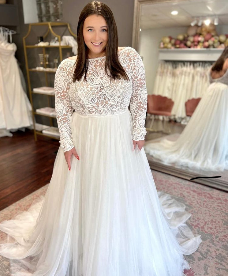 Marcella *échantillon taille 14* - robe de mariée à manches longues et encolure haute Sabrina avec jupe de tulle Marcella *échantillon taille 14* - robe de mariée à manches longues et encolure haute Sabrina avec jupe de tulle