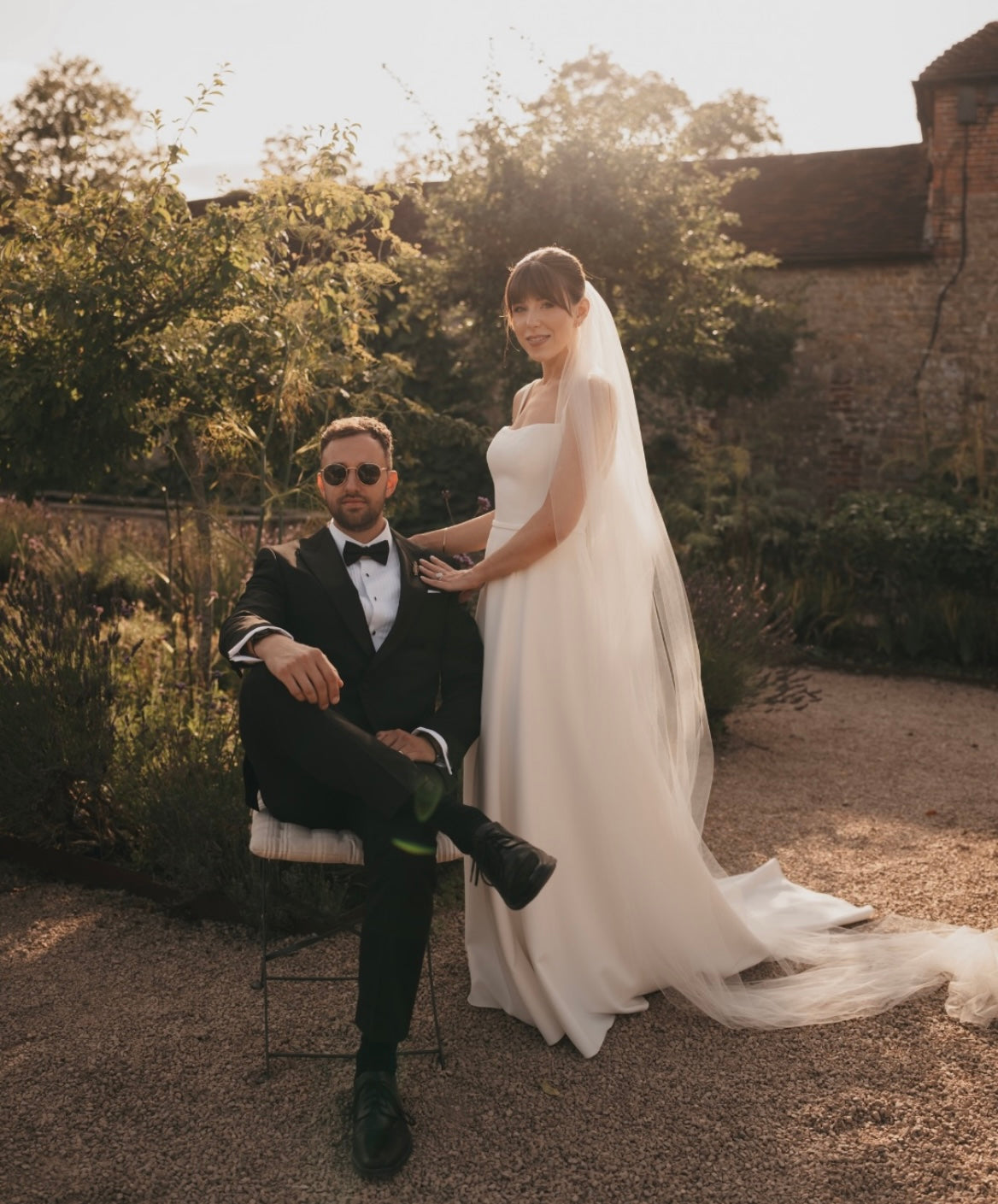Romie - robe de mariée moderne et épurée à encolure carré et ouvertures transparentes sur les côtés Romie - robe de mariée moderne et épurée à encolure carré et ouvertures transparentes sur les côtés