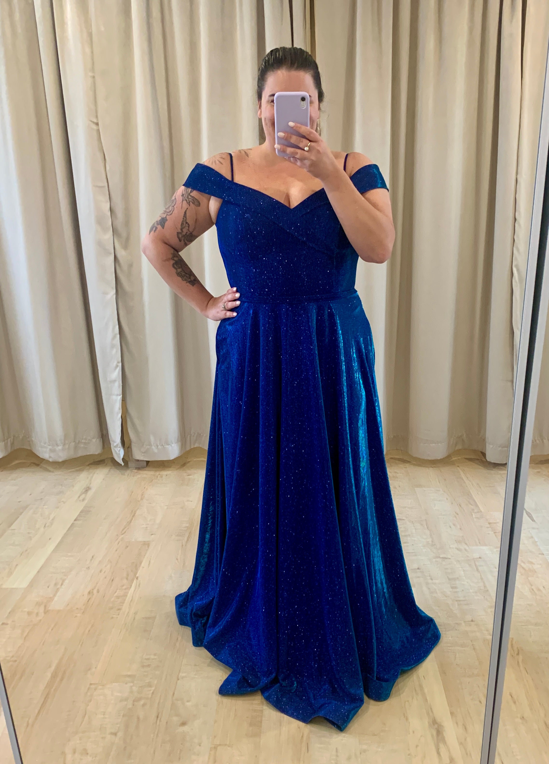 Farley - robe longue en jersey scintillant off shoulders avec décolleté en coeur, poches, bretelles tombantes et jambe fendue Farley - robe longue en jersey scintillant off shoulders avec décolleté en coeur, poches, bretelles tombantes et jambe fendue