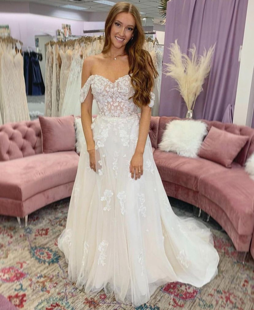 Una - robe moderne et romantique de coupe A en tulle et dentelle 3D avec bretelles tombantes amovibles Una - robe moderne et romantique de coupe A en tulle et dentelle 3D avec bretelles tombantes amovibles