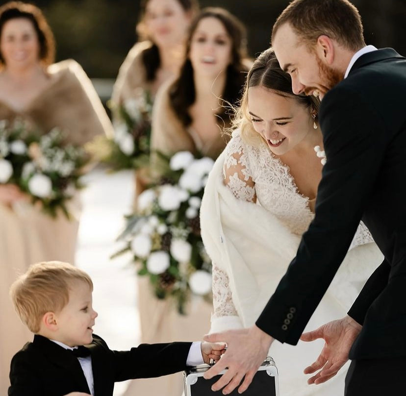 Carlyle *taillle plus* - robe de mariée classique à décolleté plongeant illusion en dentelle et manches longues Carlyle *taillle plus* - robe de mariée classique à décolleté plongeant illusion en dentelle et manches longues