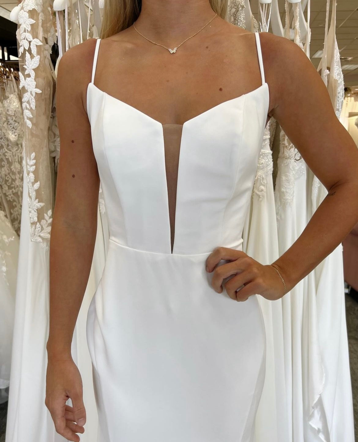 Landon - robe de mariée moderne et simple en crêpe extensible à encolure droite et dos corset Landon - robe de mariée moderne et simple en crêpe extensible à encolure droite et dos corset