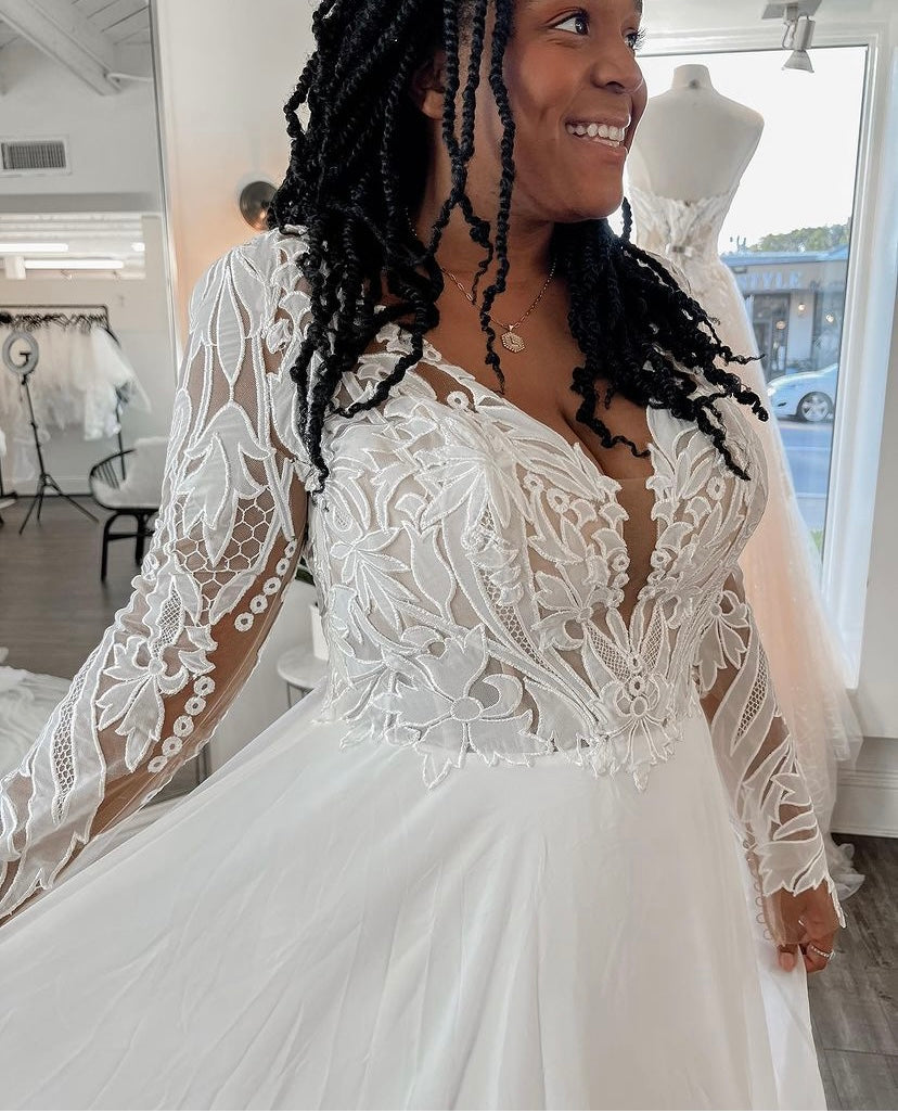Edward *échantillon taille 14* - robe de mariée boho avec manches longues, dos ouvert en V et jupe de chiffon avec traîne AVEC finitions de dentelle Edward *échantillon taille 14* - robe de mariée boho avec manches longues, dos ouvert en V et jupe de chiffon avec traîne AVEC finitions de dentelle