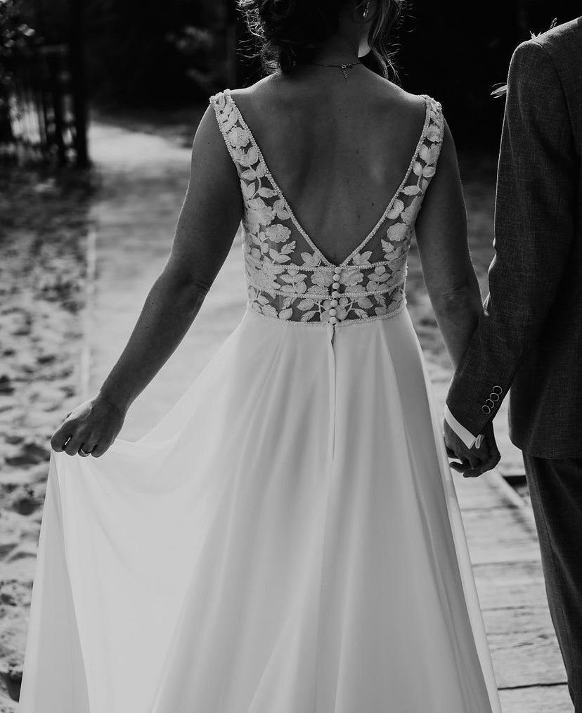 Molly *échantillon taille 26* - robe de mariée sans manches avec haut en V en dentelle de coton, jupe de chiffon et taille marquée Molly *échantillon taille 26* - robe de mariée sans manches avec haut en V en dentelle de coton, jupe de chiffon et taille marquée