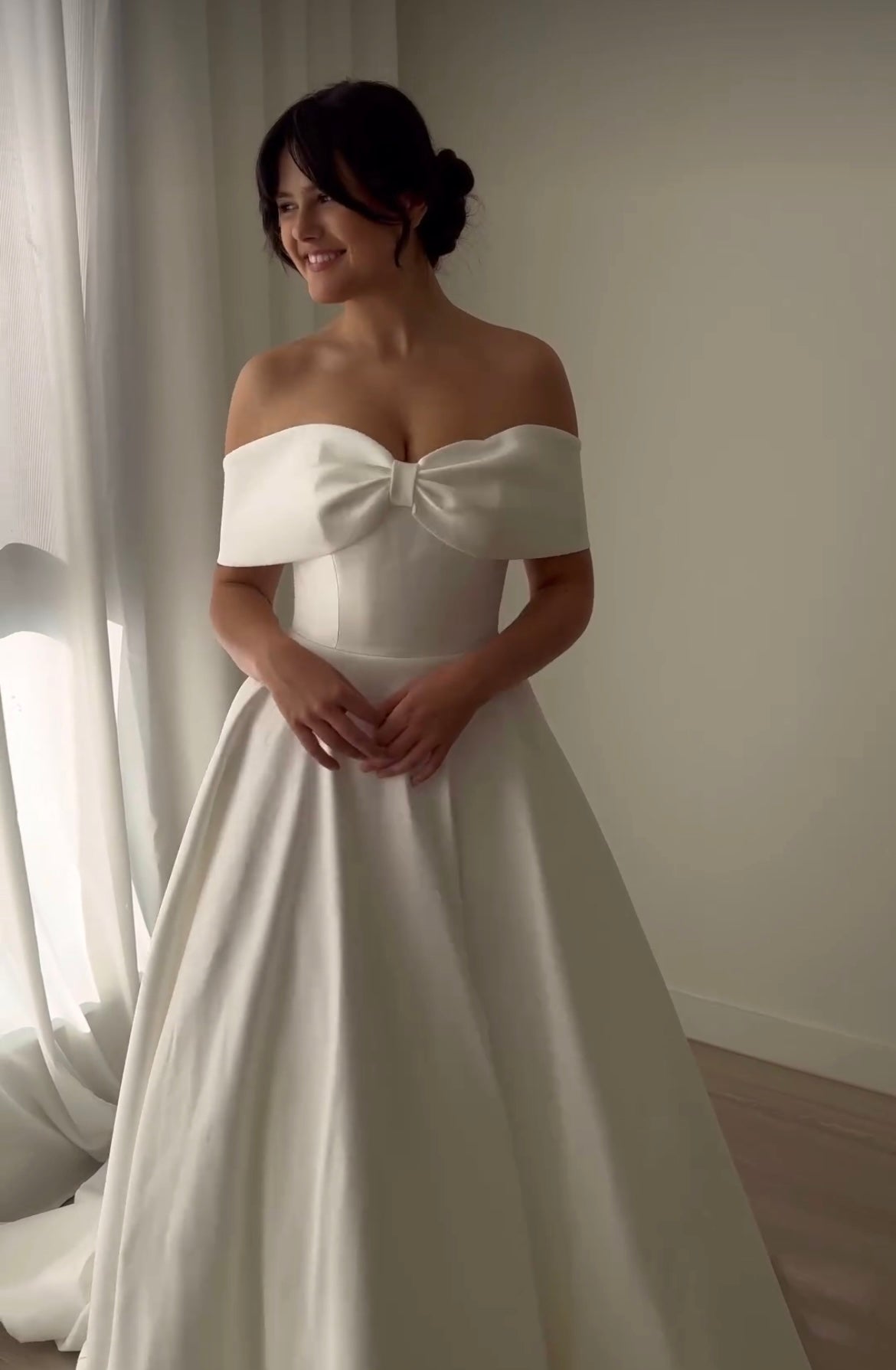 * EXCLUSIVITÉ * Bowton - robe de mariée moderne et classique à bustier off shoulders à boucle statement en tissus satiné avec jupe ample * EXCLUSIVITÉ * Bowton - robe de mariée moderne et classique à bustier off shoulders à boucle statement en tissus satiné avec jupe ample