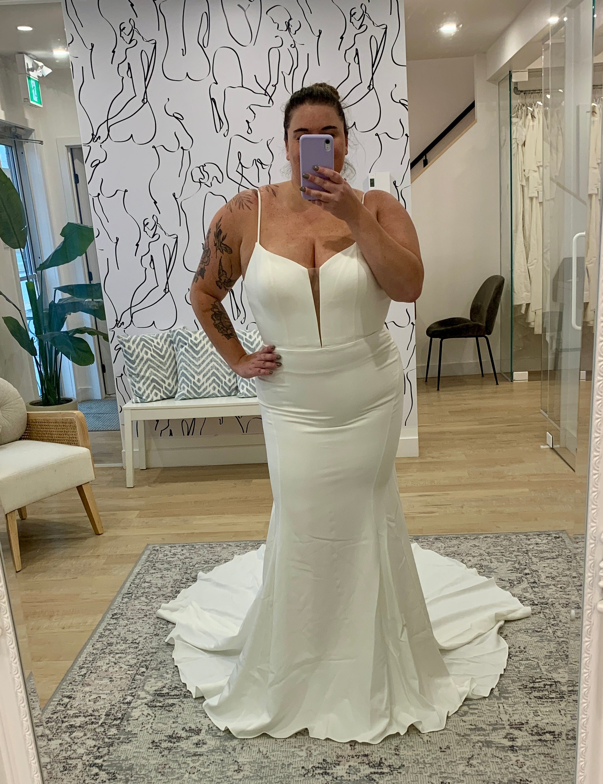 Landon - robe de mariée moderne et simple en crêpe extensible à encolure droite et dos corset Landon - robe de mariée moderne et simple en crêpe extensible à encolure droite et dos corset