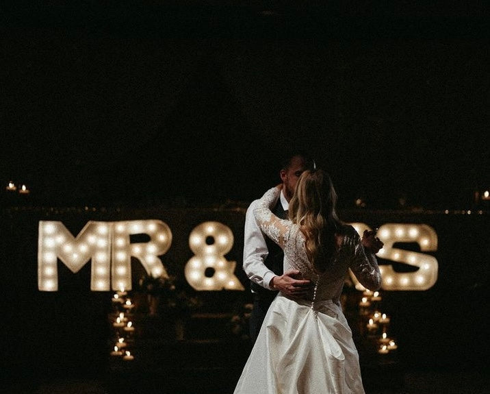 Carlyle *taillle plus* - robe de mariée classique à décolleté plongeant illusion en dentelle et manches longues Carlyle *taillle plus* - robe de mariée classique à décolleté plongeant illusion en dentelle et manches longues