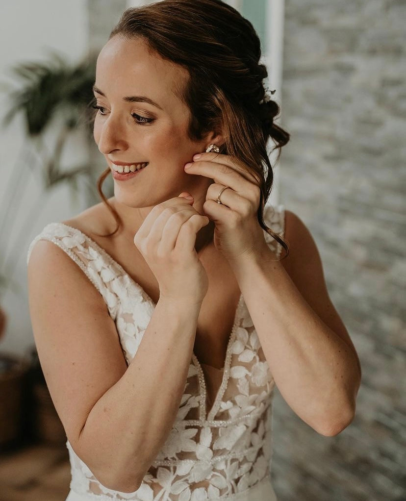 Molly *échantillon taille 26* - robe de mariée sans manches avec haut en V en dentelle de coton, jupe de chiffon et taille marquée Molly *échantillon taille 26* - robe de mariée sans manches avec haut en V en dentelle de coton, jupe de chiffon et taille marquée