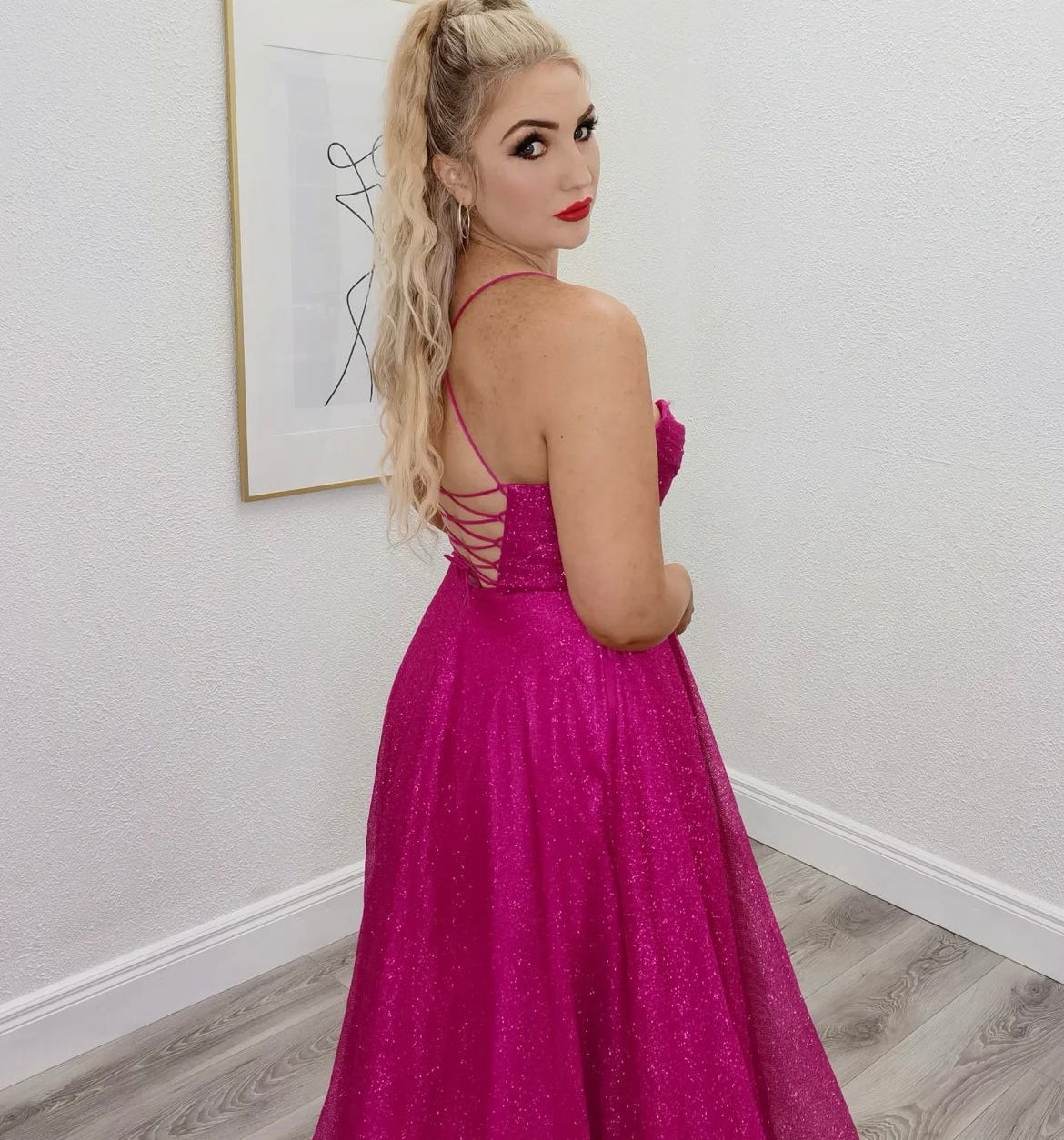 Emmetth - robe longue en tissus brillant à encolure droite de style corset et dos lacé Emmetth - robe longue en tissus brillant à encolure droite de style corset et dos lacé