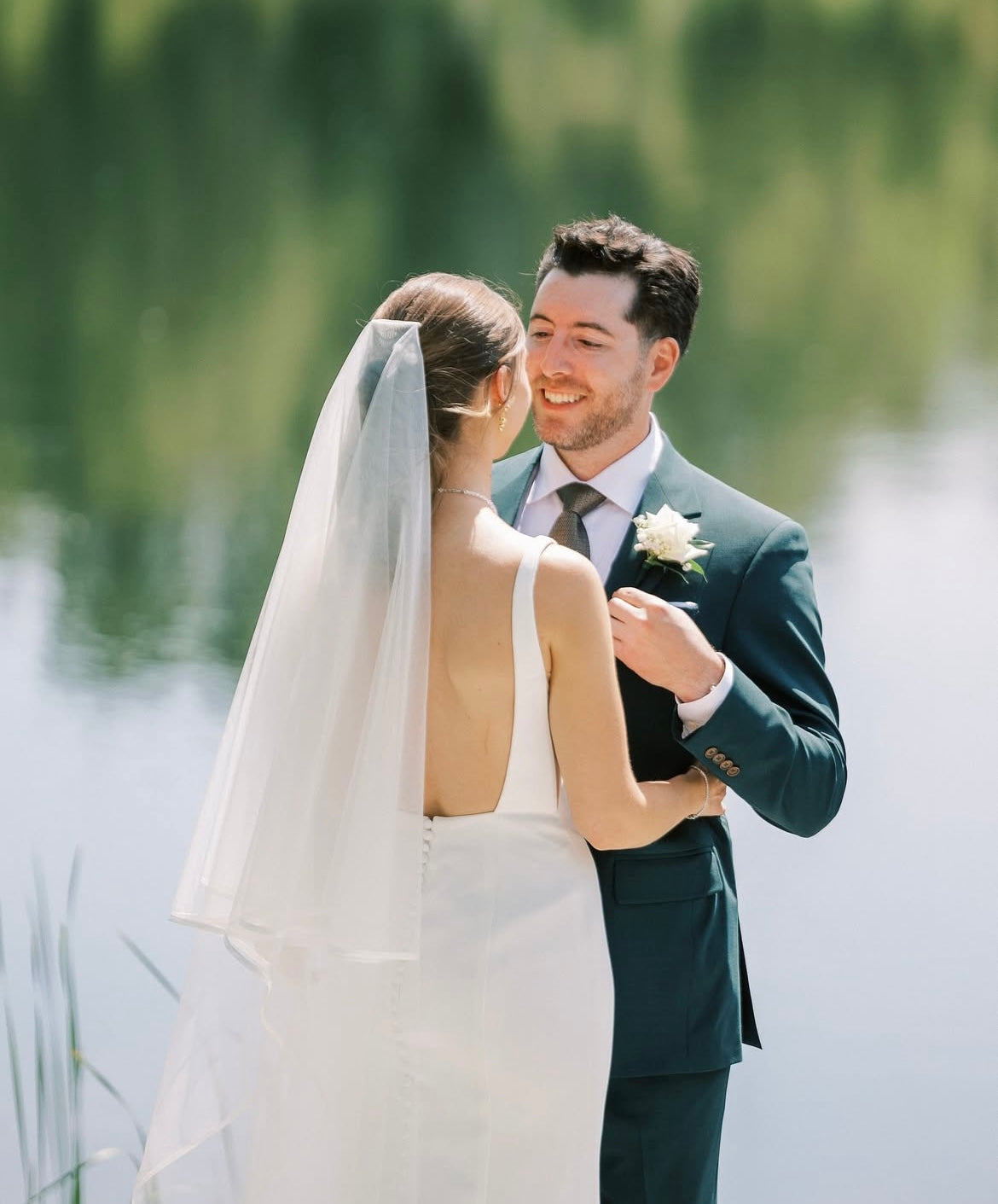 Carmen - robe de mariée moderne ajustée et épurée à encolure carré et ouvertures transparentes sur les côtés Carmen - robe de mariée moderne ajustée et épurée à encolure carré et ouvertures transparentes sur les côtés