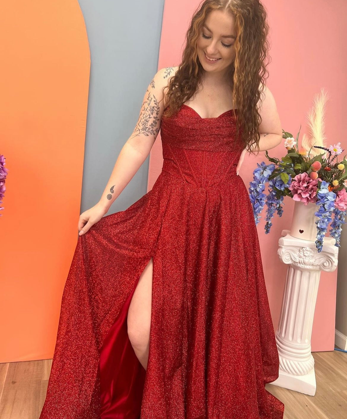 Emmetth - robe longue en tissus brillant à encolure droite de style corset et dos lacé Emmetth - robe longue en tissus brillant à encolure droite de style corset et dos lacé