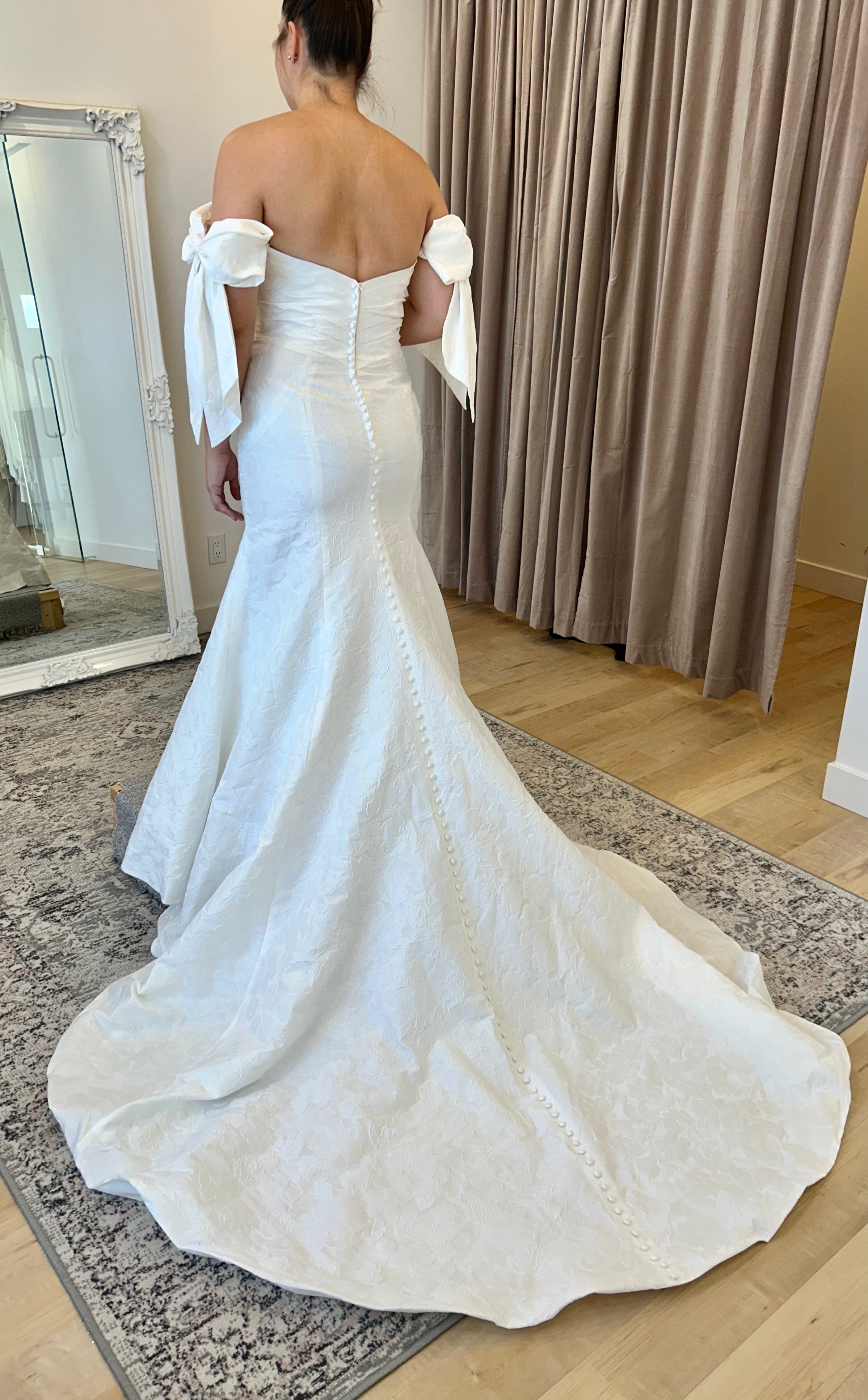 Gabana - robe de mariée haut de gamme ajustée en brocade avec boucles off shoulders Gabana - robe de mariée haut de gamme ajustée en brocade avec boucles off shoulders
